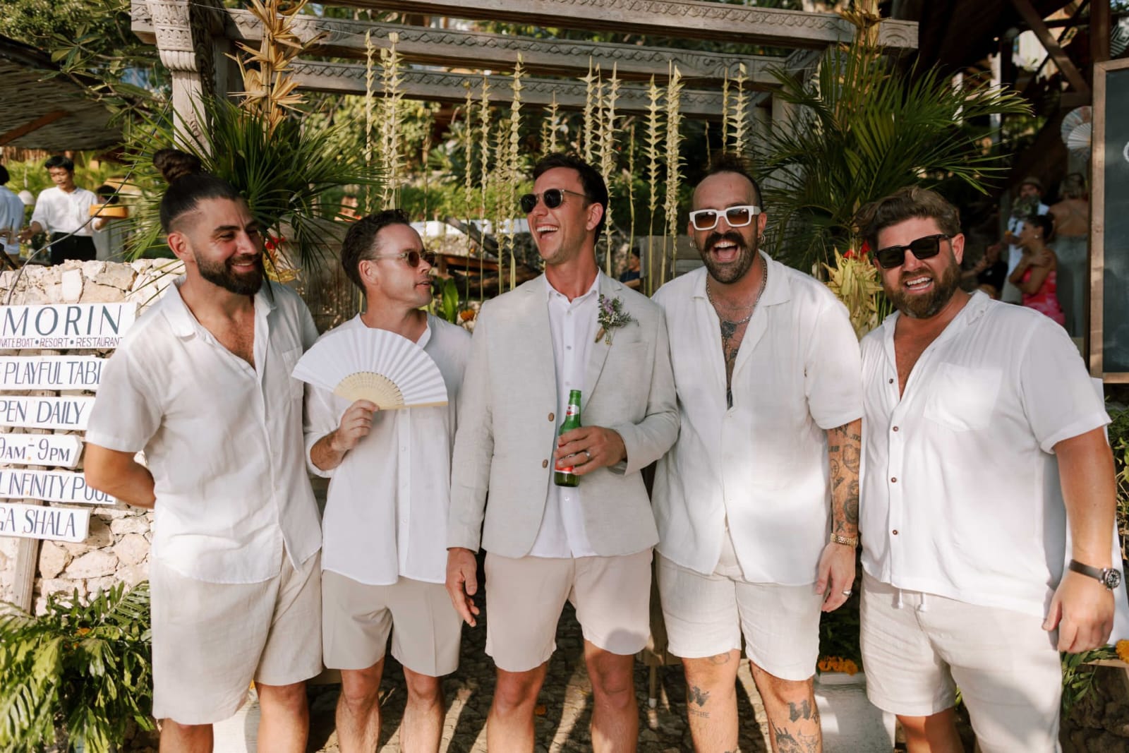 Pengantin pria dan groomsmen dengan setelan linen custom di pernikahan Bali