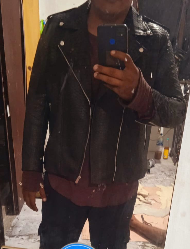 Pelanggan mengenakan jaket biker kulit piton custom