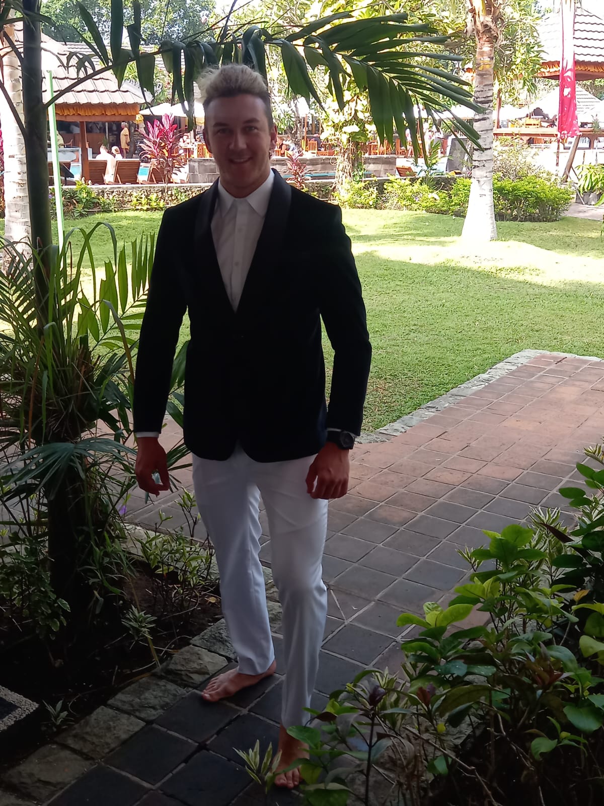 Pelanggan dengan dinner jacket hitam kerah shawl di Bali
