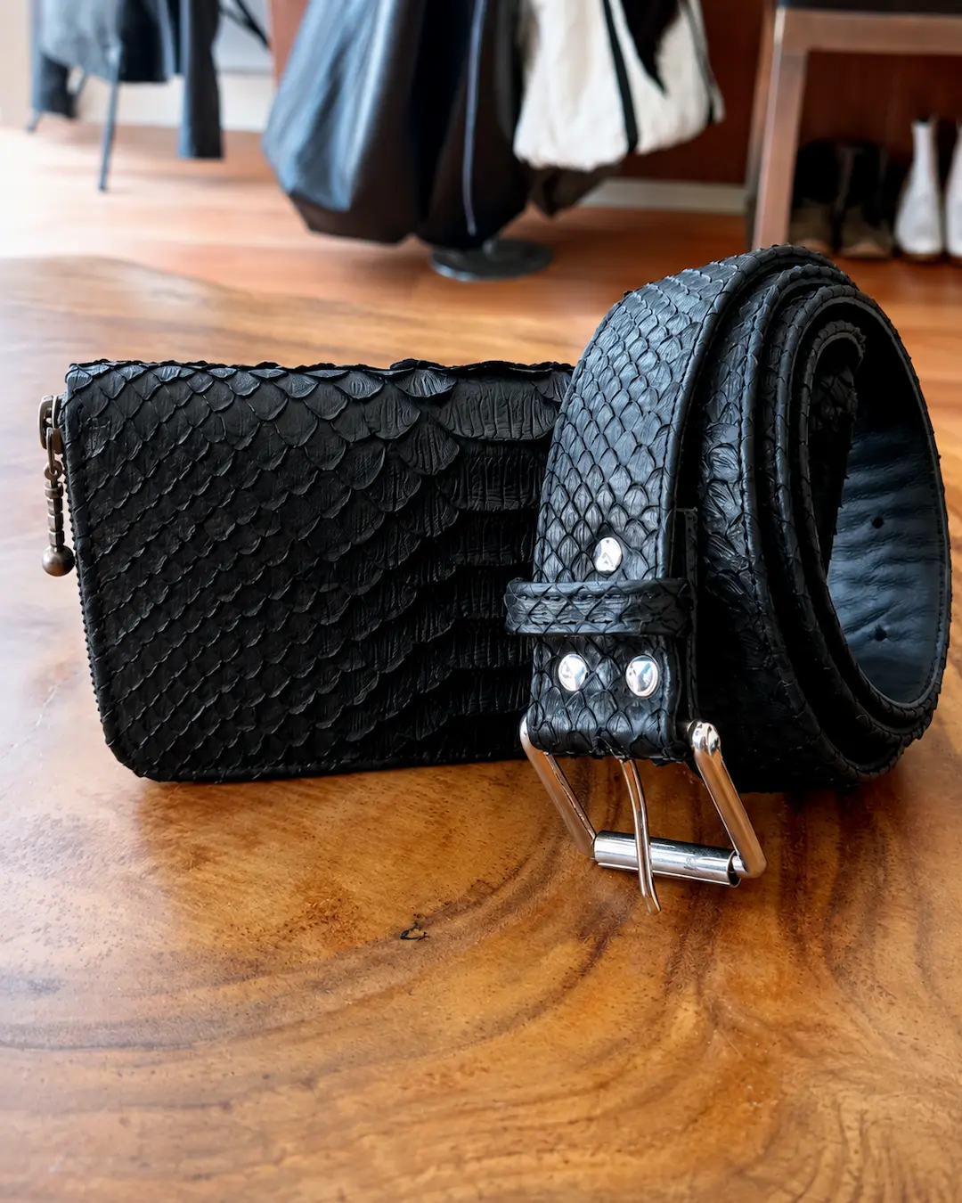 Dompet dan ikat pinggang kulit hitam bertekstur
